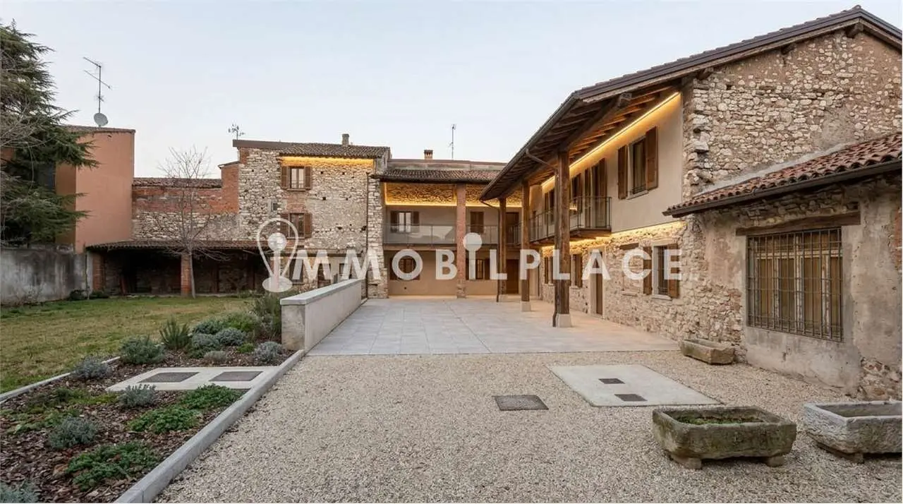 CAIONVICO – Affascinante cascinale di fine ‘800 con ampie potenzialità di sviluppo