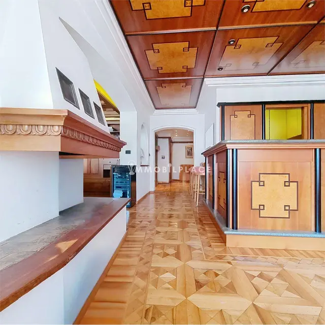 Appartamento Signorile con Finiture in Legno Massiccio