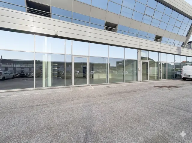RENT TO BUY Negozio con bagno e parcheggi